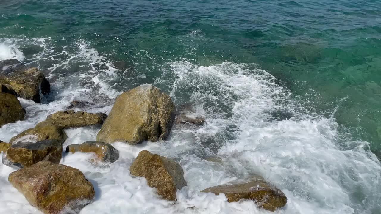 夏天的海边，沙滩和海浪。视频素材