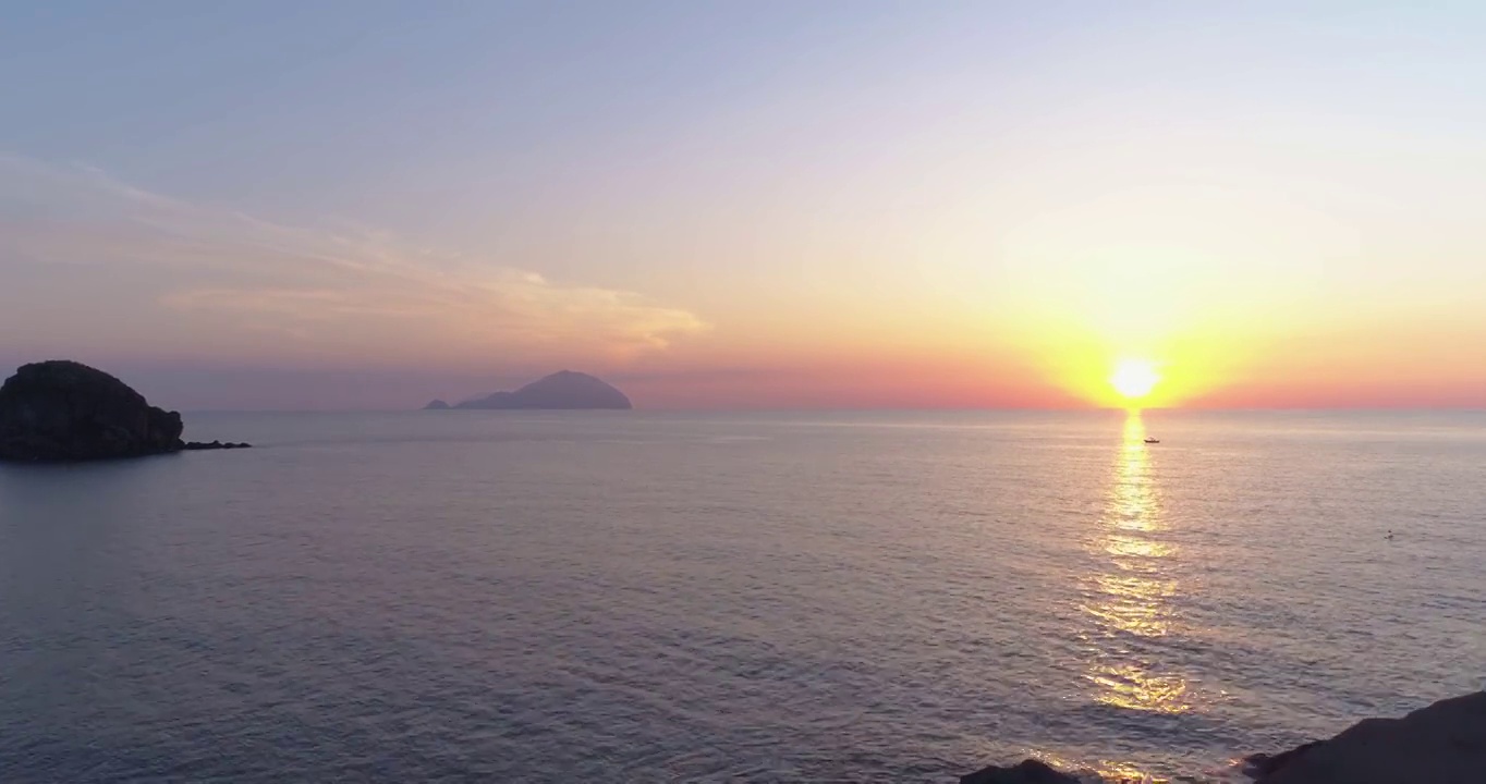 在夏季日落时，风成岛的盐湖城海岸的时间流逝。盐碱地海岸的剪影，蓝色和橙色的天空与云层背景和海洋在黄金时间。视频素材