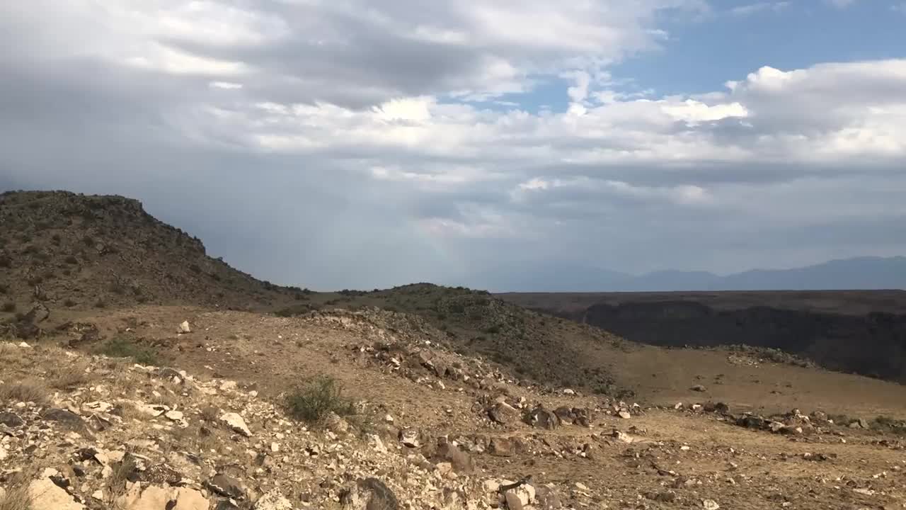 山谷，山峦，天空，货运卡车在城际公路上驶过。视频素材