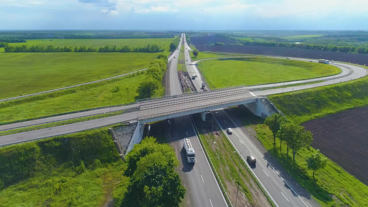 沿着道路行驶的汽车顶视图。现代公路俯视图。汽车沿着现代化的高速公路行驶。视频素材