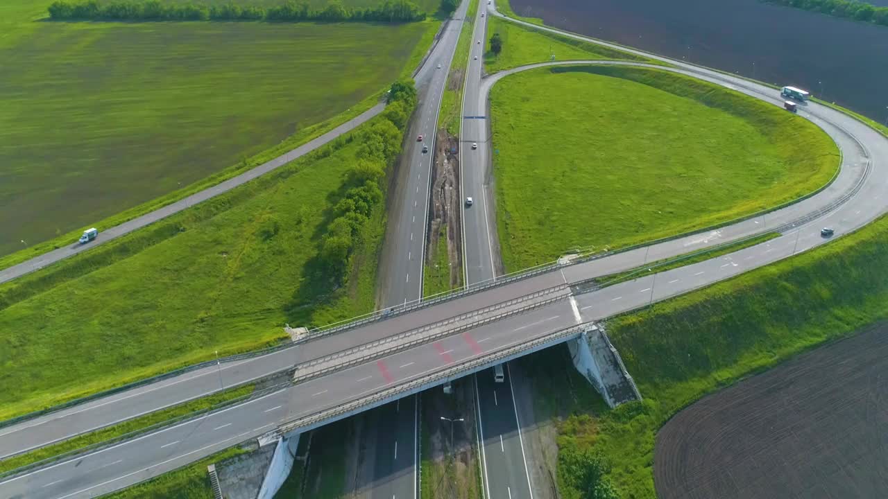 道路与汽车顶视图。城外有高速公路，路边有田野视频素材