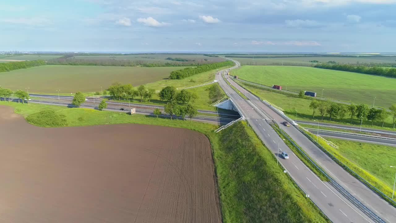 沿着道路行驶的汽车顶视图。现代公路俯视图。汽车沿着现代化的高速公路行驶。视频素材