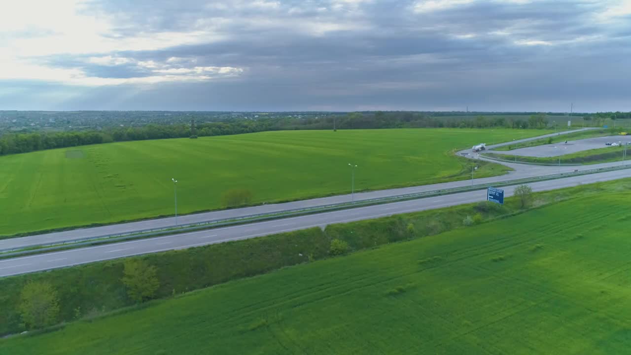 道路与汽车顶视图。城外有高速公路，路边有田野视频素材