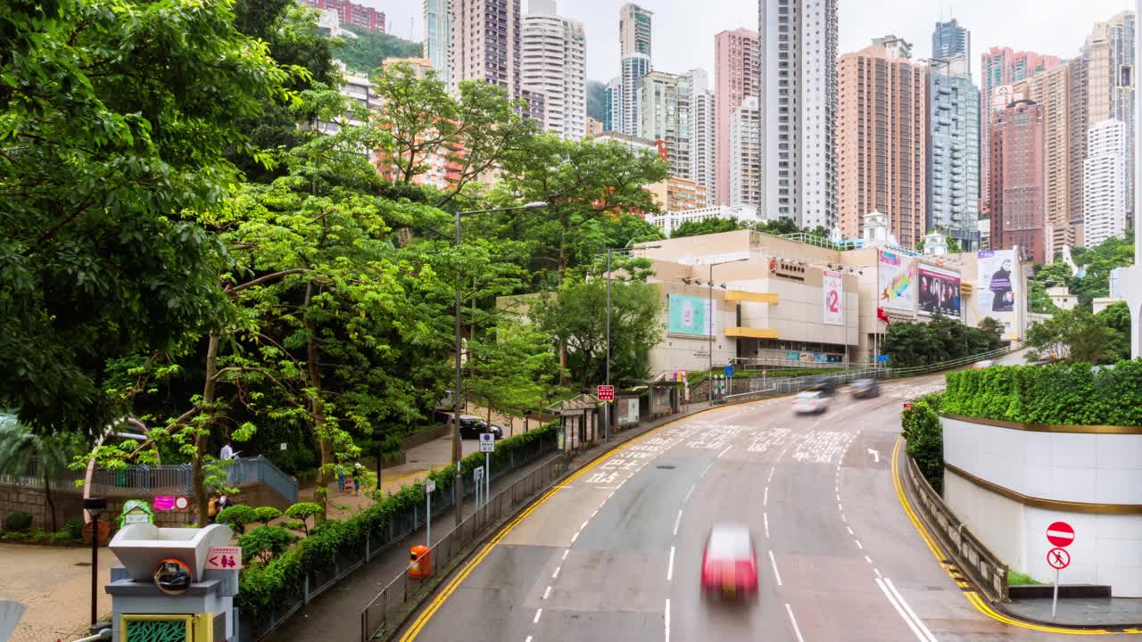 香港道，交通繁忙，中环有现代化的办公大楼视频素材