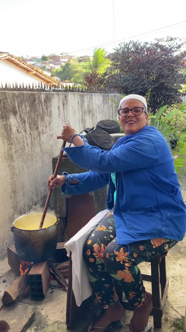 巴西妇女烹饪东北地区的食物视频素材