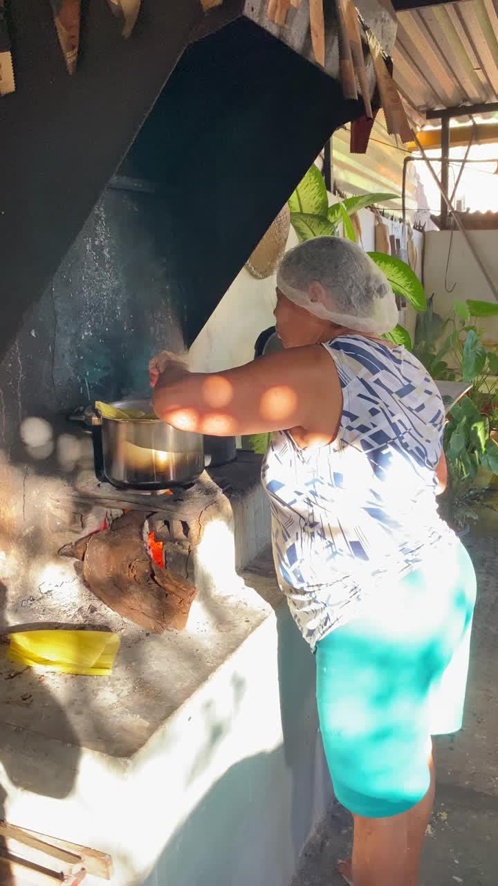 巴西妇女烹饪东北地区的食物视频素材