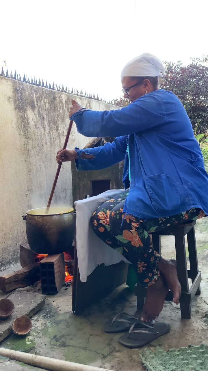 巴西妇女烹饪东北地区的食物视频素材