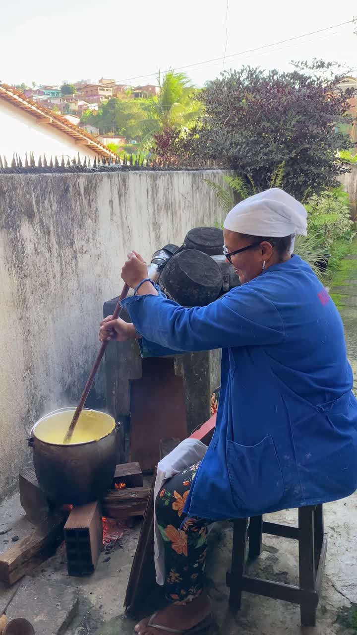 柴火炉子上的巴西地方食物视频素材