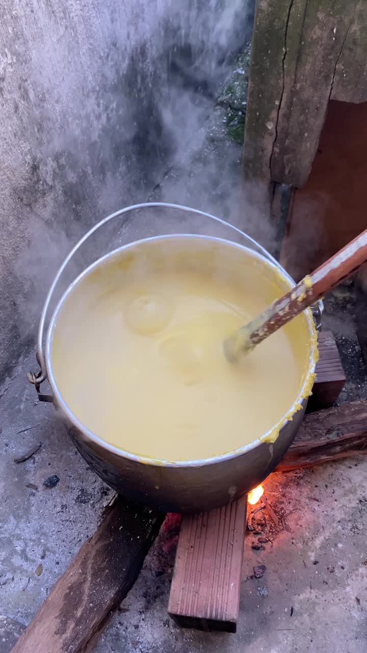 柴火炉子上的巴西地方食物视频素材