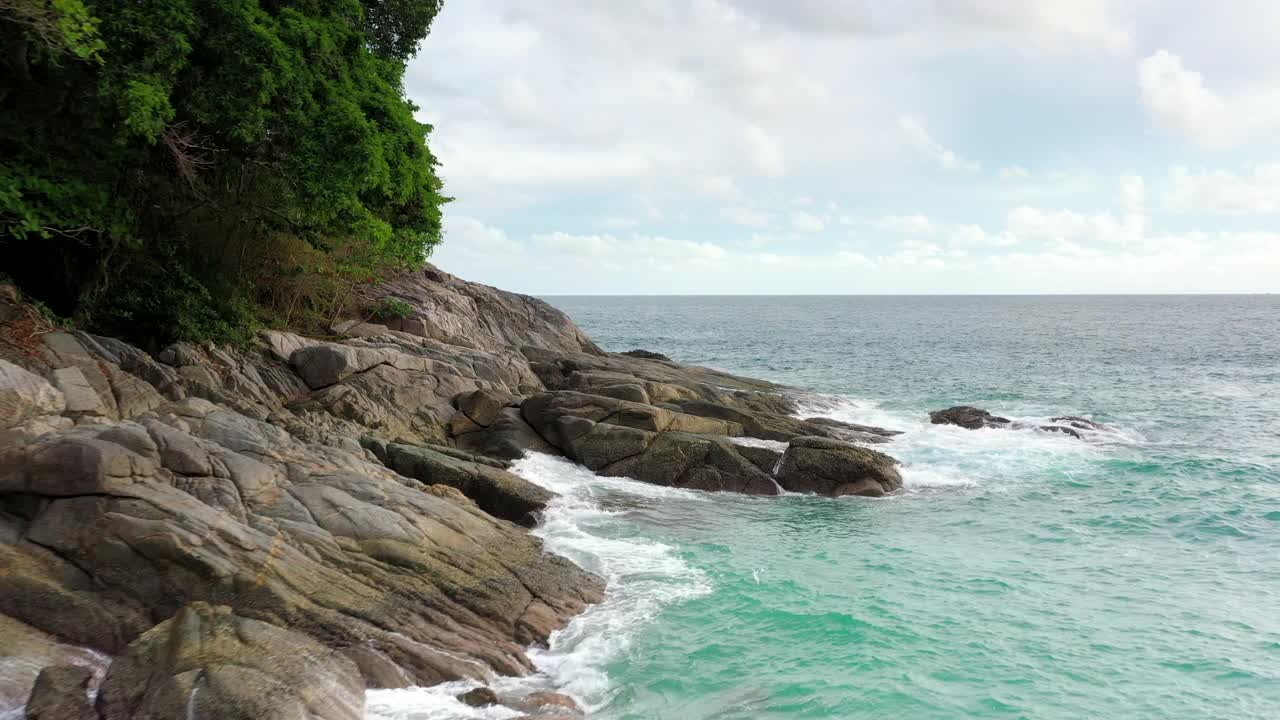 岩石沙滩上的波浪视频素材