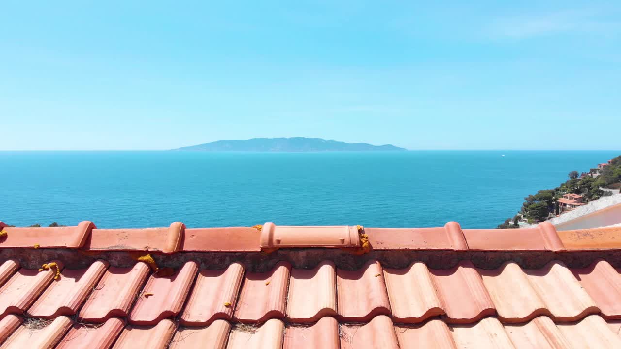 无人机视野的屋顶和大海的背景视频素材