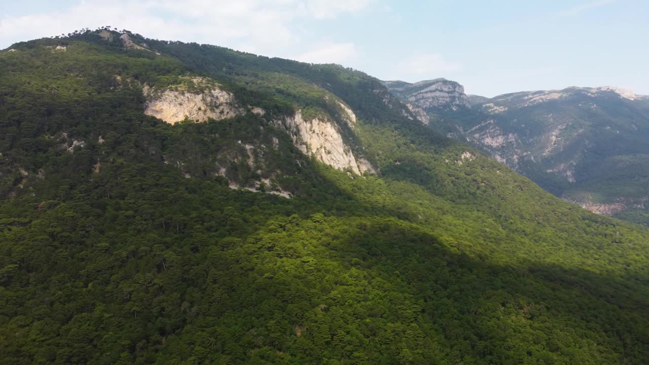 从空中看青山绿水。视频素材