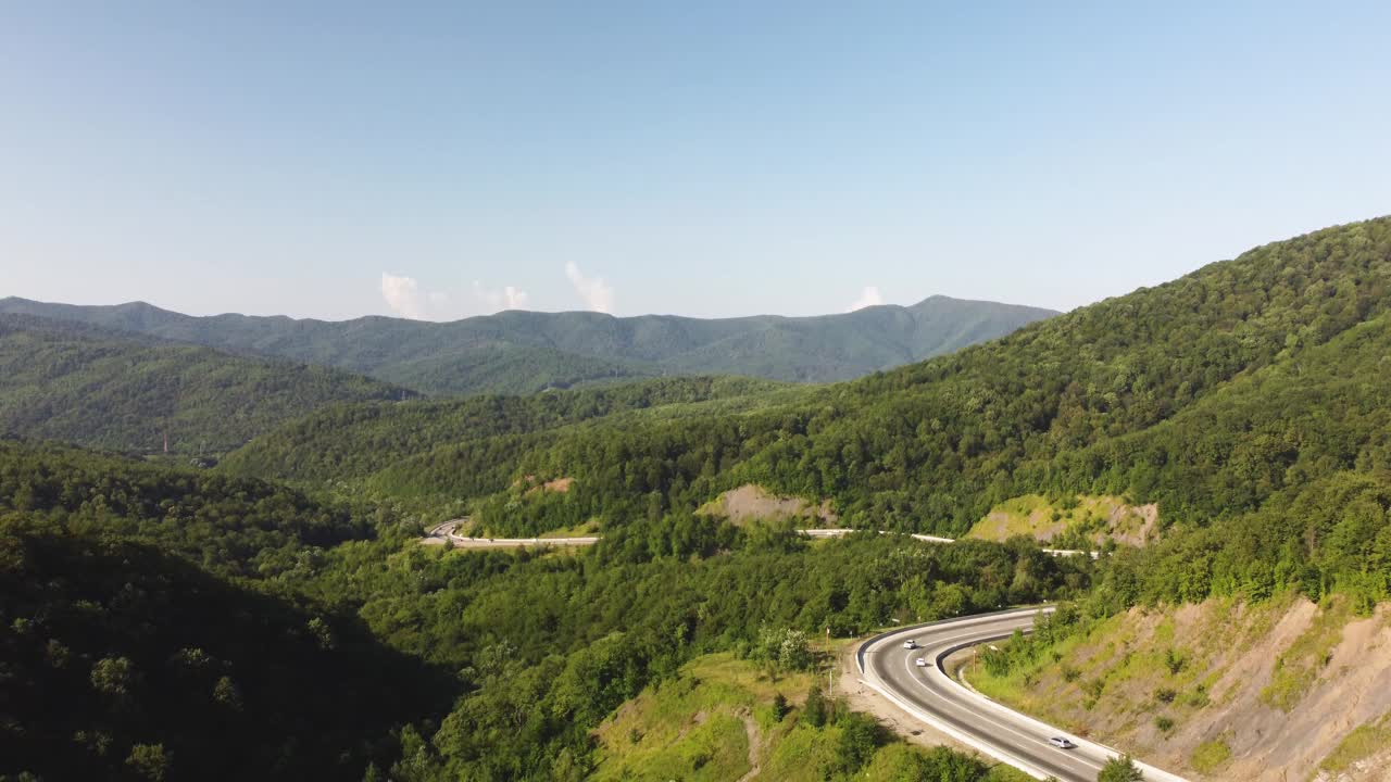 山里的公路。山蜿蜒的视频素材