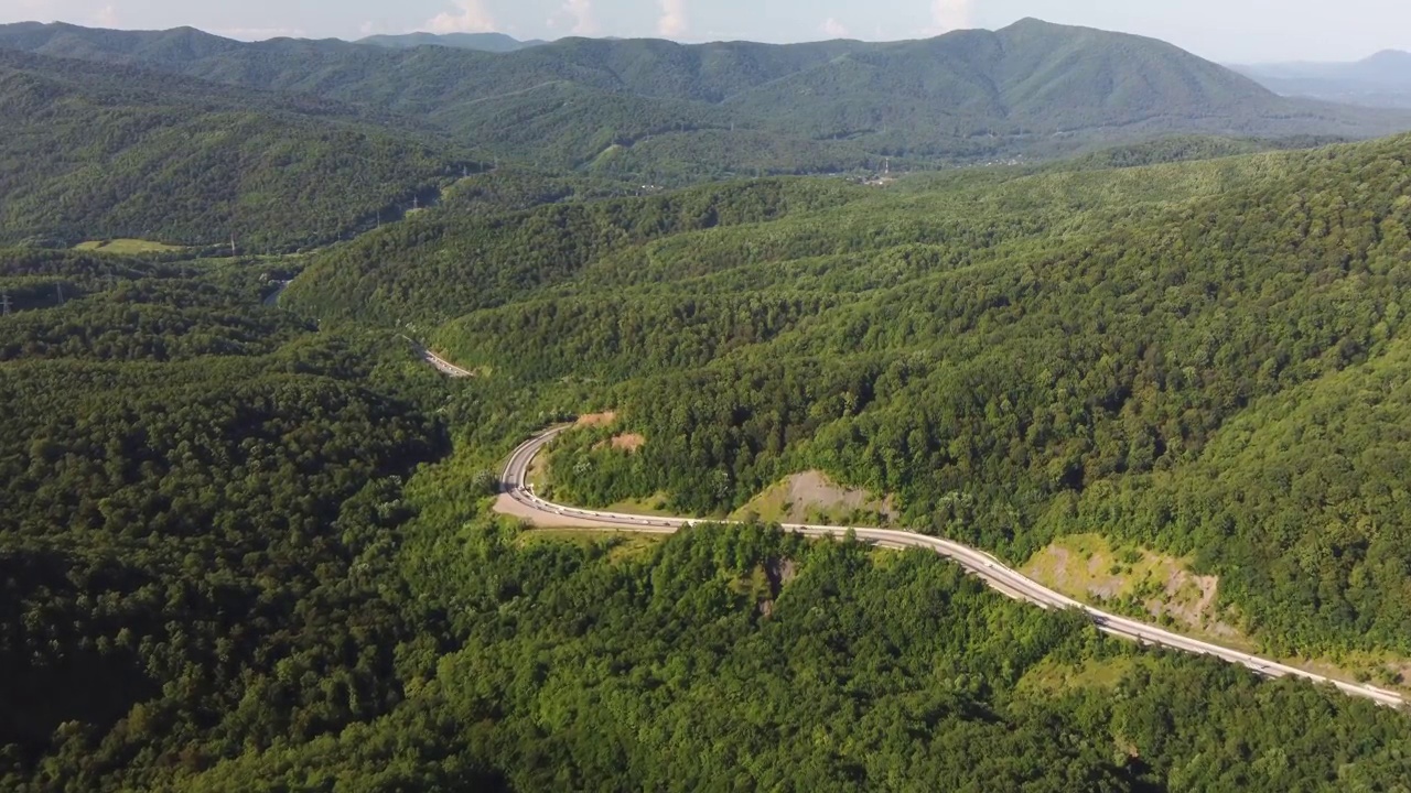 山里的公路。山蛇。视频素材