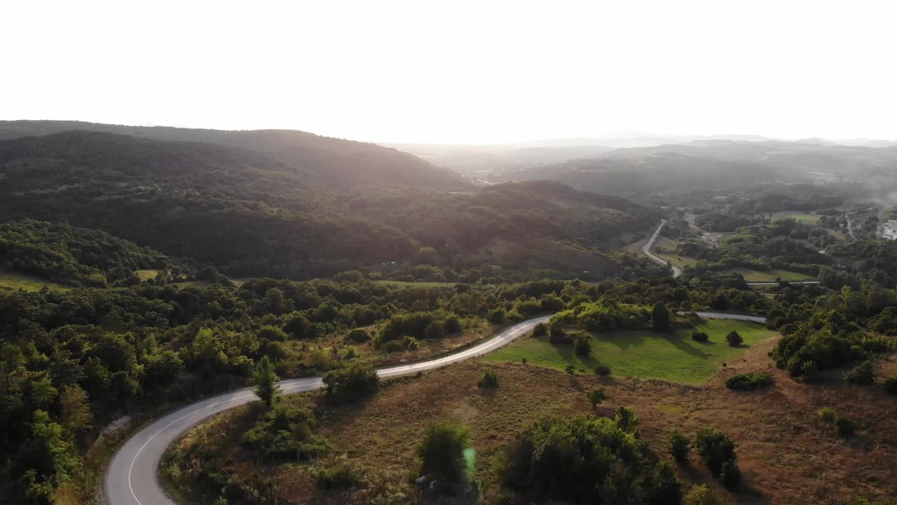 美丽的风景和风景的道路日落在黄金时间。视频素材