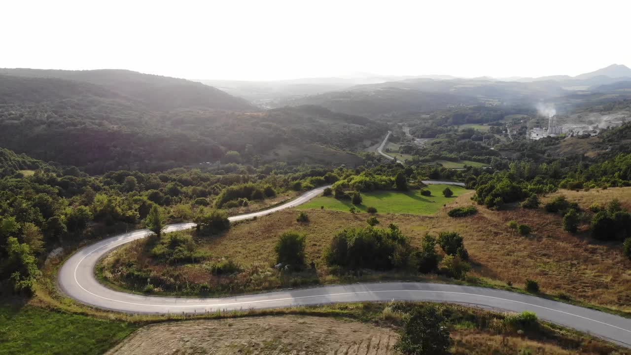 美丽的风景和风景的道路日落在黄金时间。视频素材