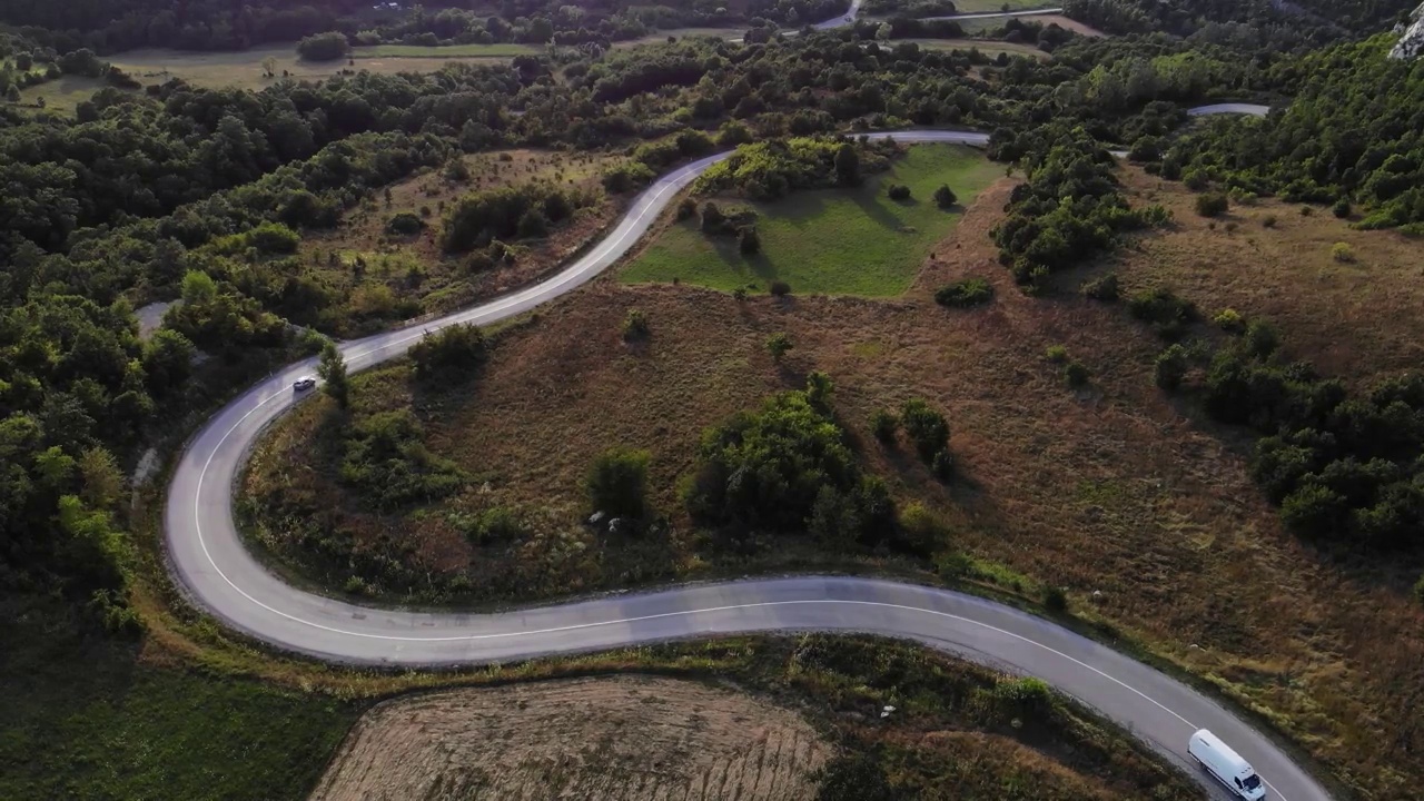 美丽的风景和风景的道路日落在黄金时间。视频素材