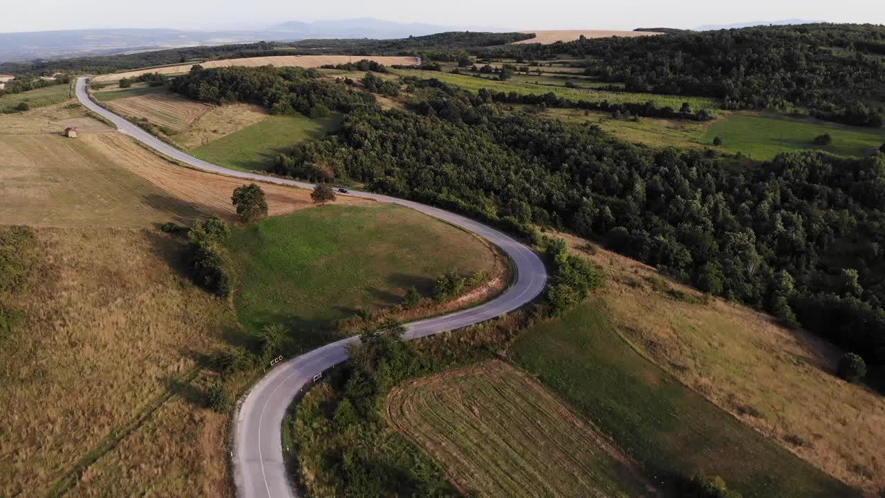 美丽的风景和风景的道路日落在黄金时间。视频素材