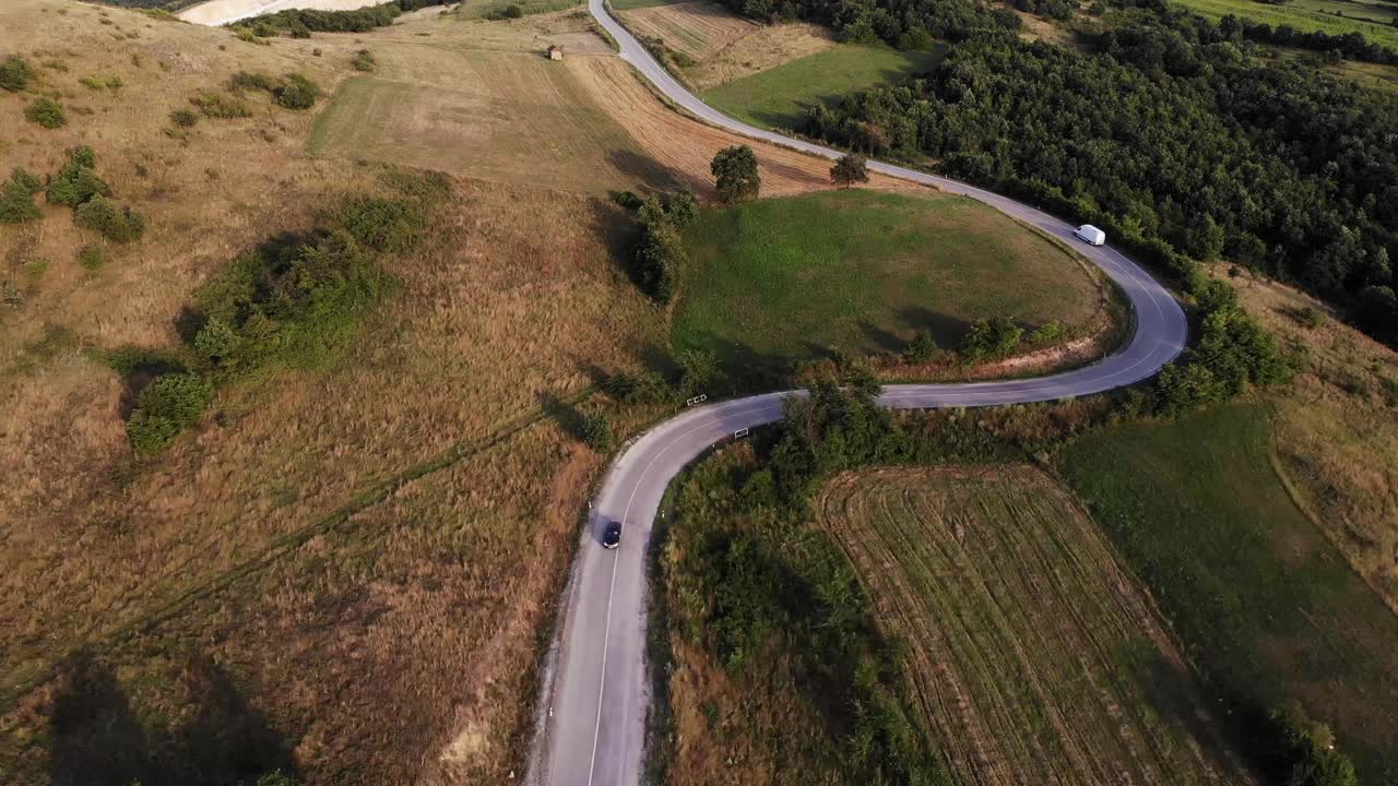 美丽的风景和风景的道路日落在黄金时间。视频素材