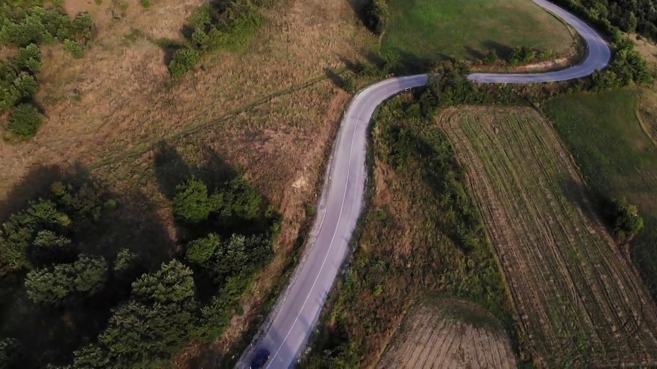 美丽的风景和风景的道路日落在黄金时间。视频素材