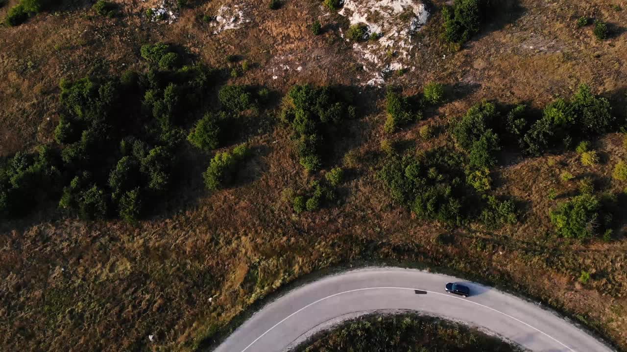 美丽的风景和风景的道路日落在黄金时间。视频素材