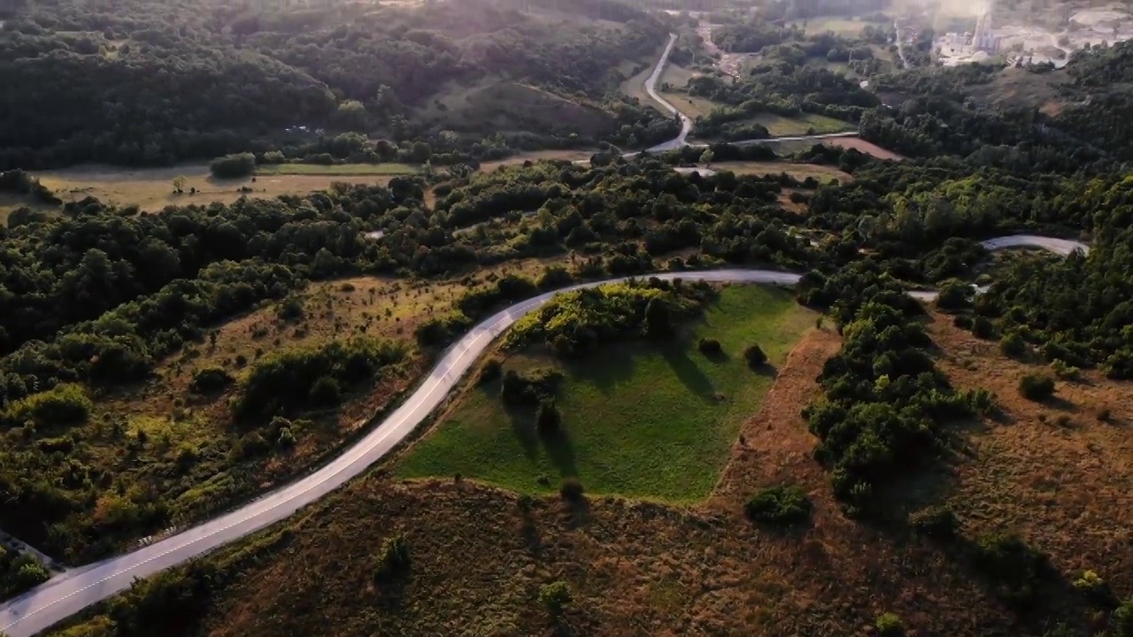 美丽的风景和风景的道路日落在黄金时间。视频素材