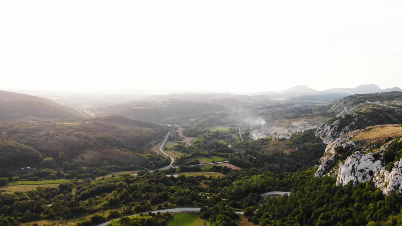 美丽的风景和风景的道路日落在黄金时间。视频素材