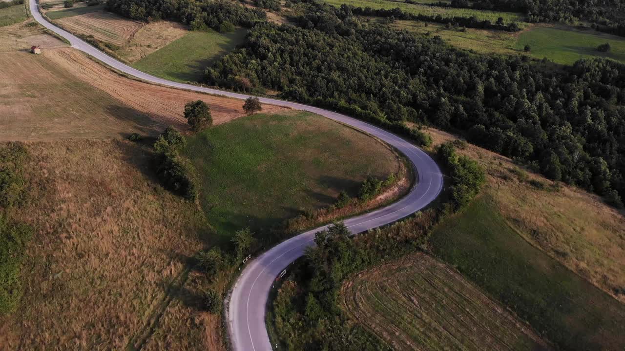 美丽的风景和风景的道路日落在黄金时间。视频素材