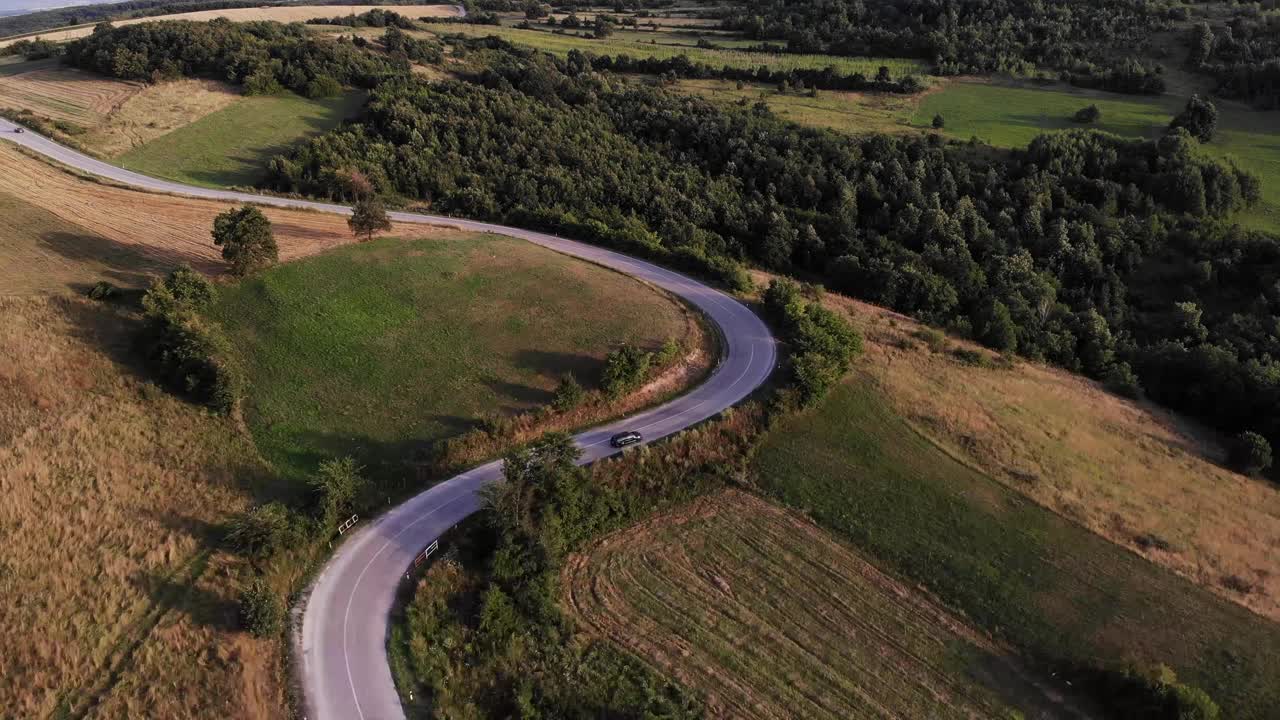 美丽的风景和风景的道路日落在黄金时间。视频素材