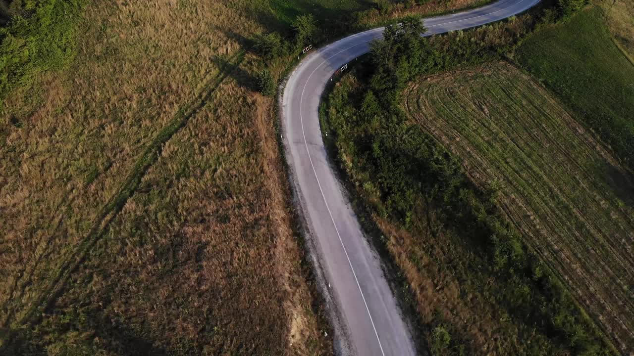 美丽的风景和风景的道路日落在黄金时间。视频素材