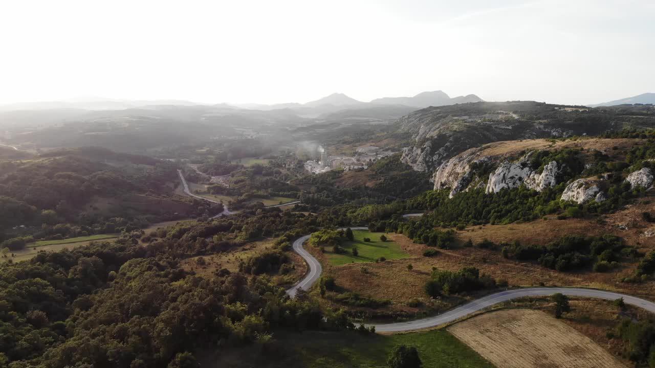 美丽的风景和风景的道路日落在黄金时间。视频素材