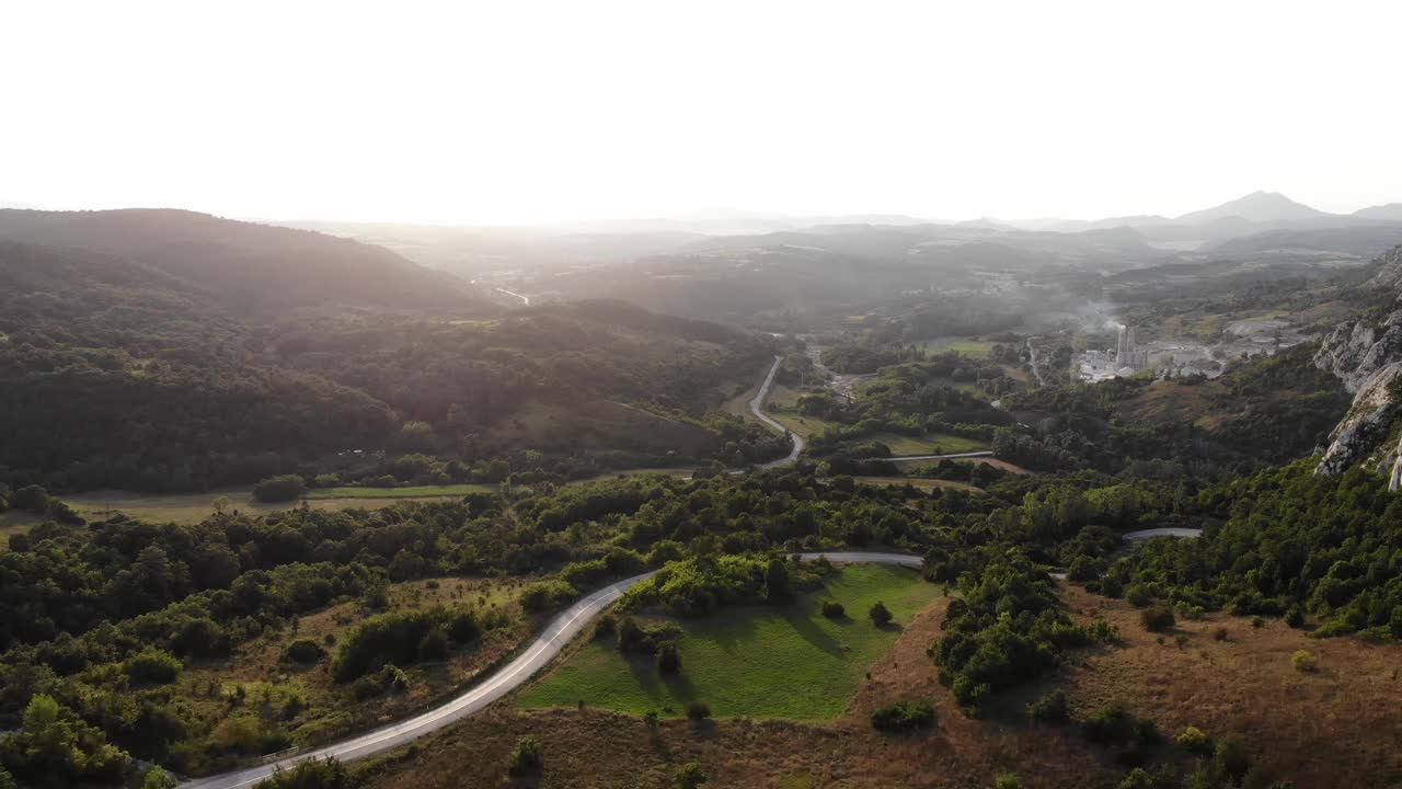 美丽的风景和风景的道路日落在黄金时间。视频素材