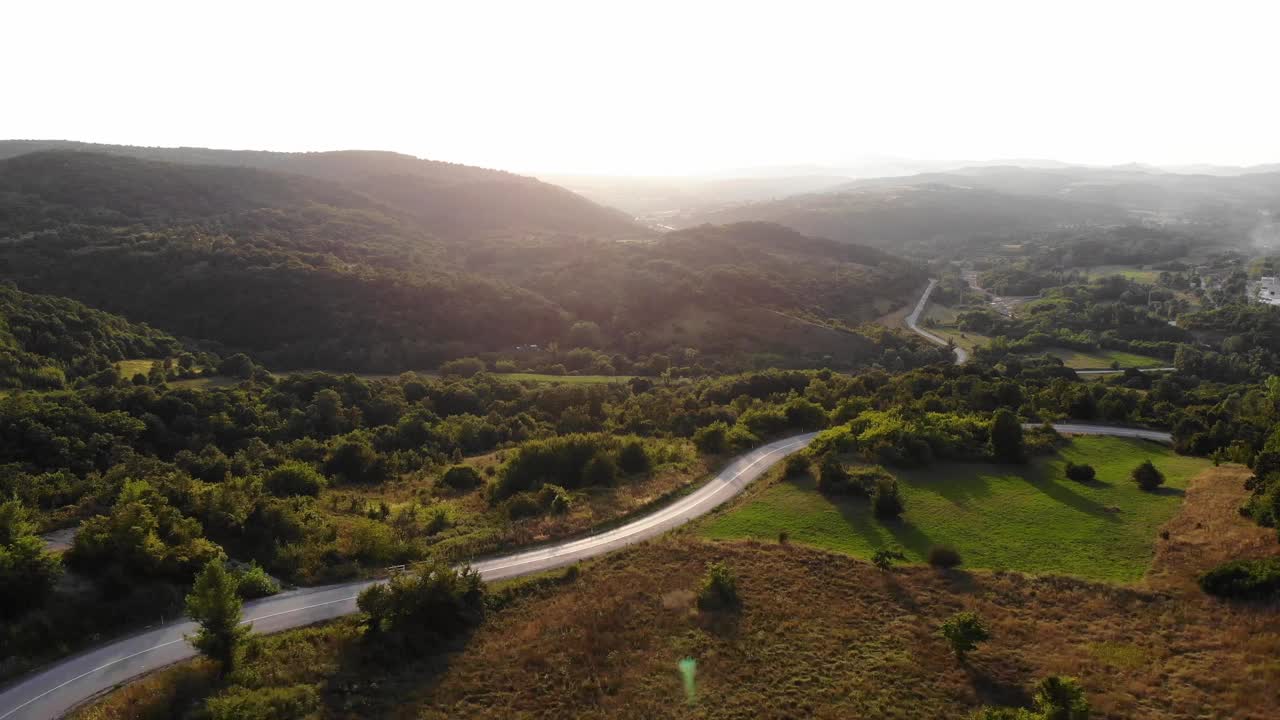 美丽的风景和风景的道路日落在黄金时间。视频素材