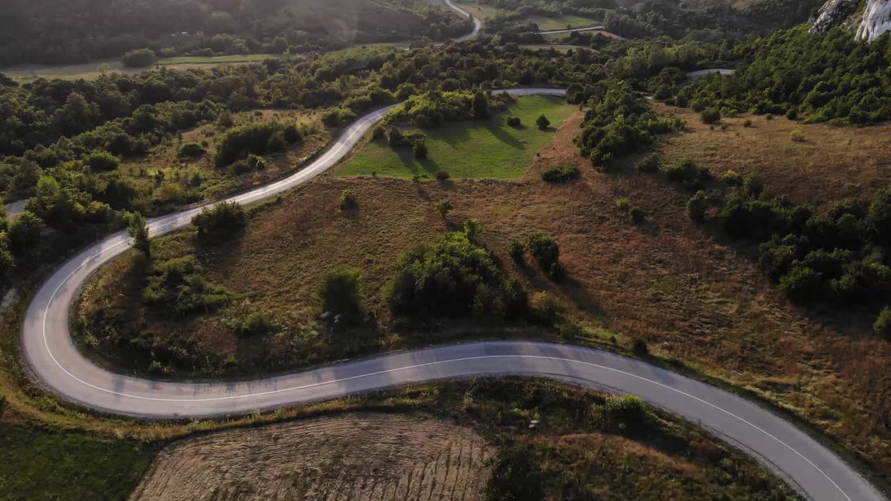 美丽的风景和风景的道路日落在黄金时间。视频素材