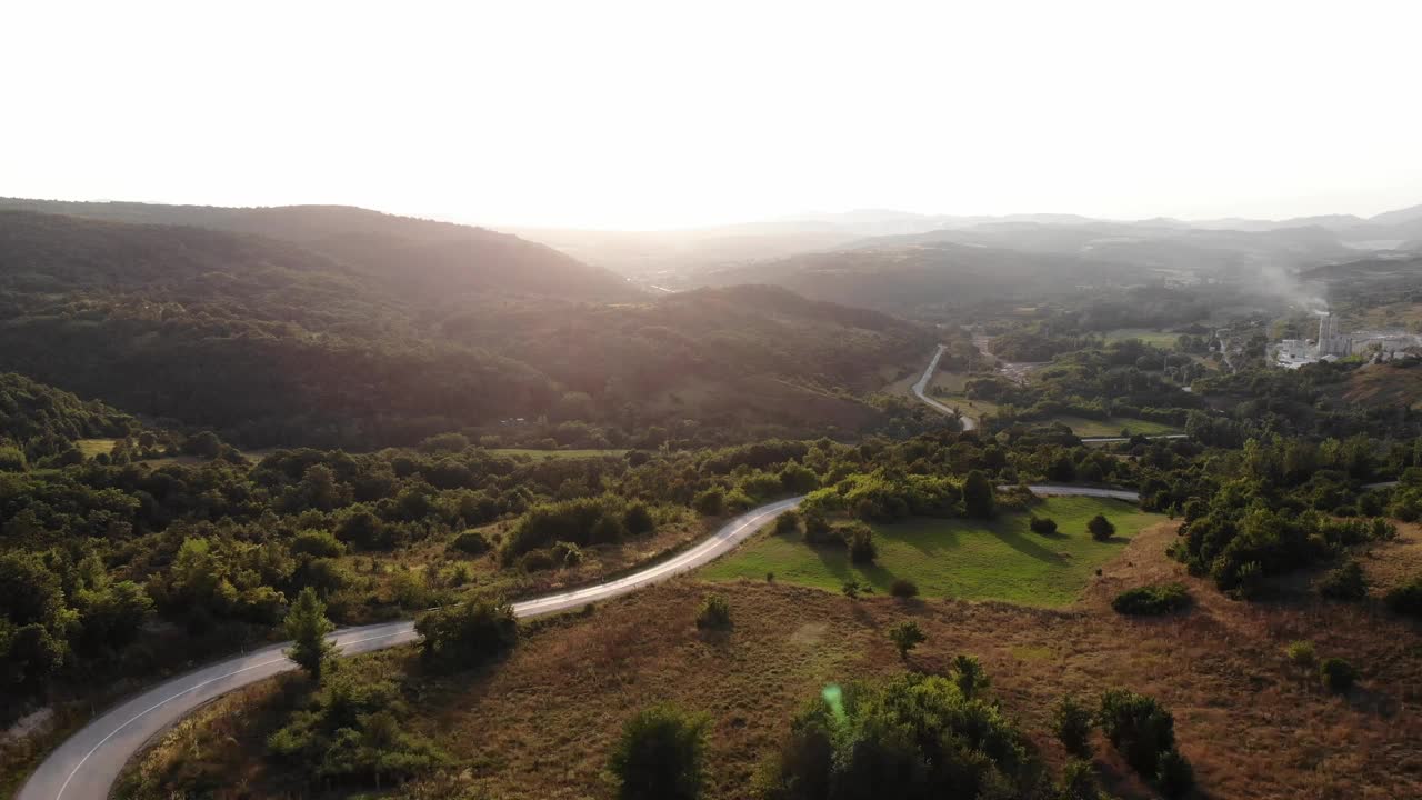 美丽的风景和风景的道路日落在黄金时间。视频素材