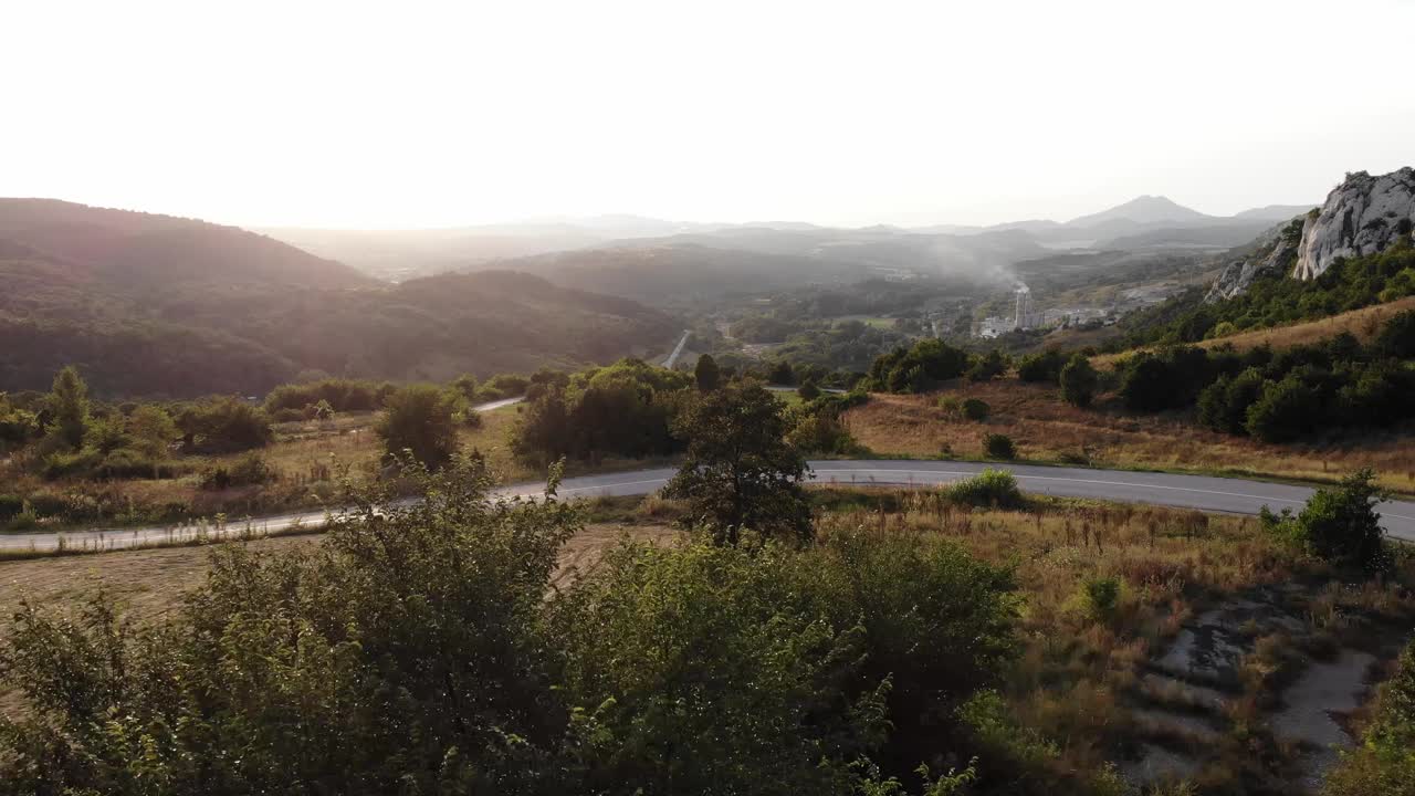 美丽的风景和风景的道路日落在黄金时间。视频素材