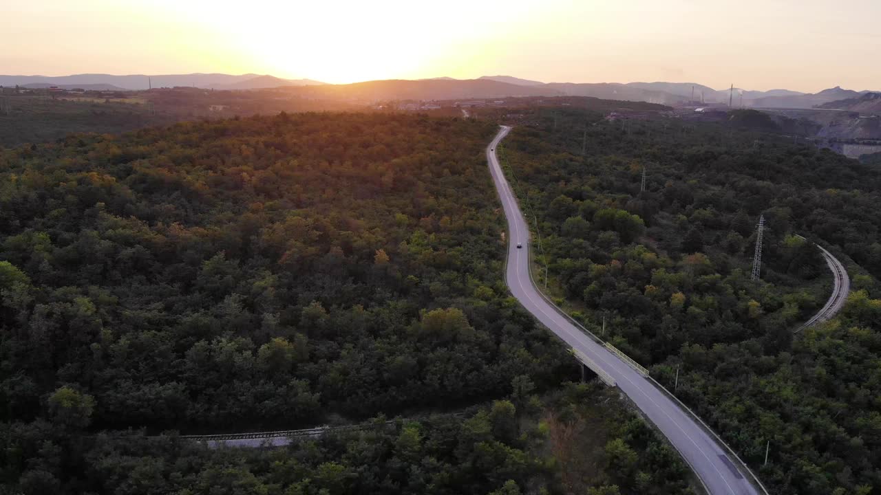 美丽的风景和风景的道路日落在黄金时间。视频素材