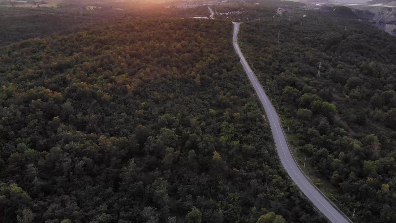 美丽的风景和风景的道路日落在黄金时间。视频素材