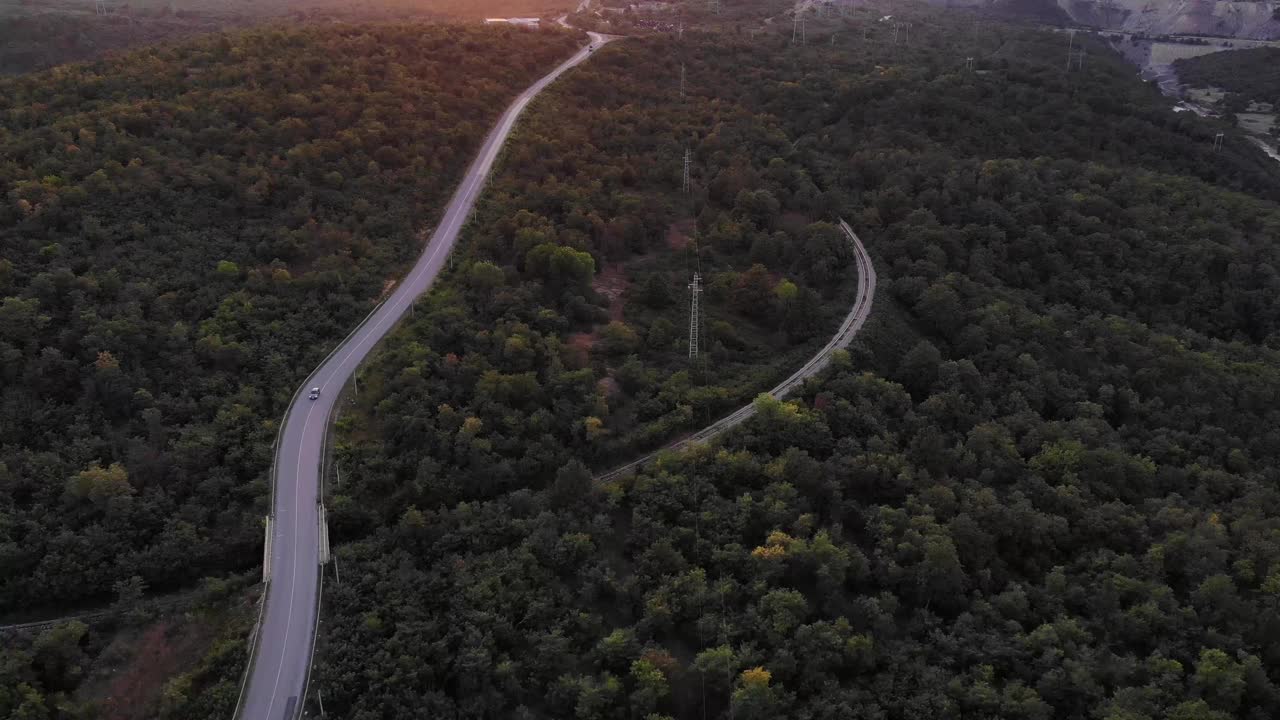 美丽的风景和风景的道路日落在黄金时间。视频素材