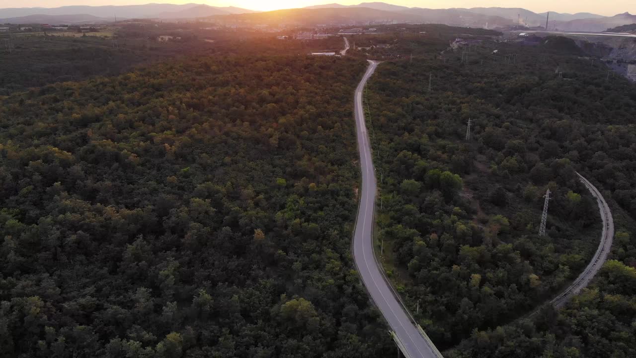 美丽的风景和风景的道路日落在黄金时间。视频素材