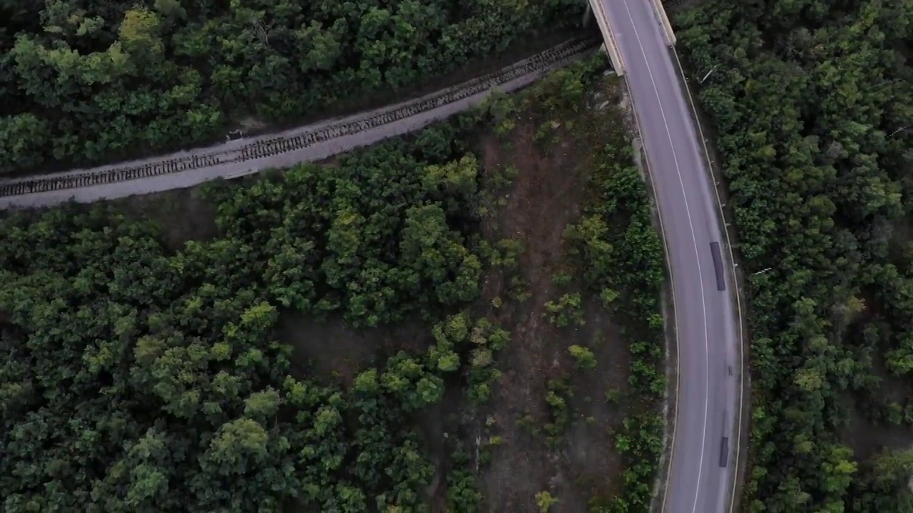 美丽的风景和风景的道路日落在黄金时间。视频素材