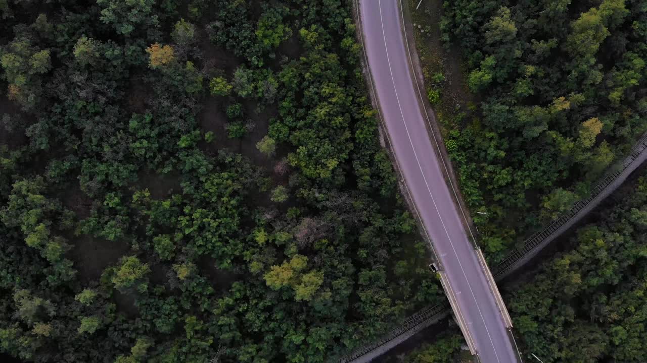 美丽的风景和风景的道路日落在黄金时间。视频素材