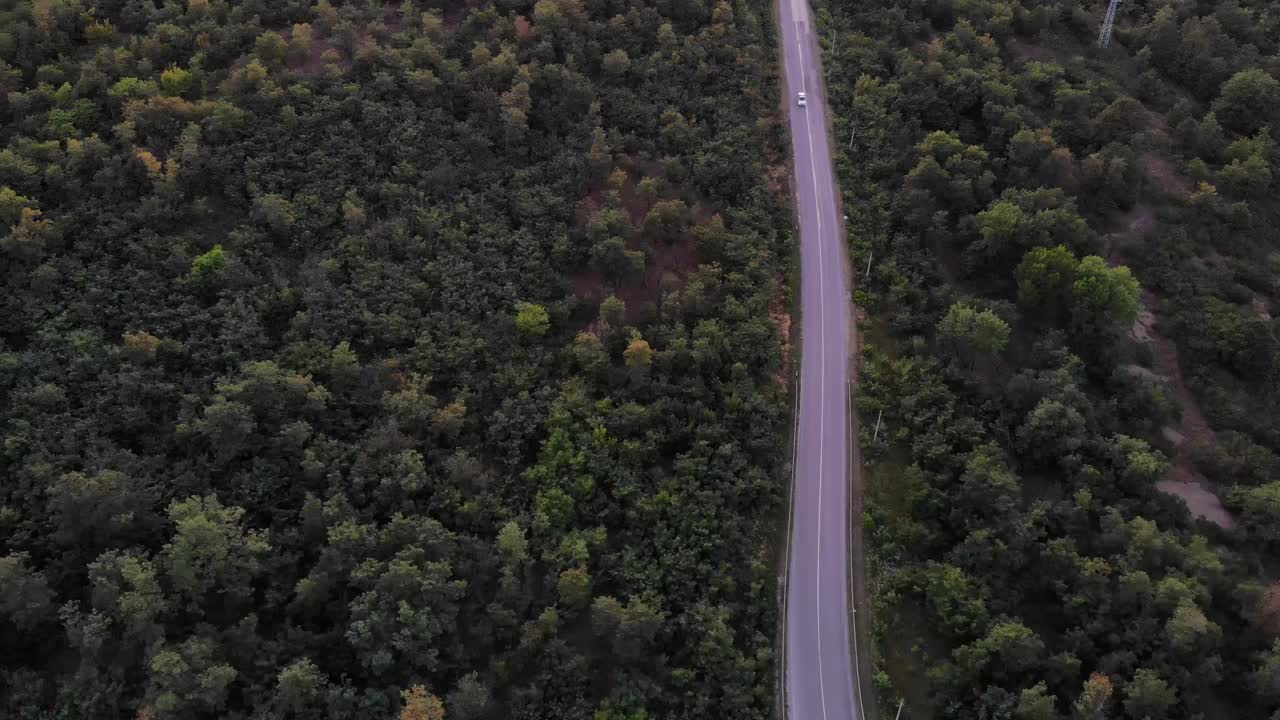 美丽的风景和风景的道路日落在黄金时间。视频素材