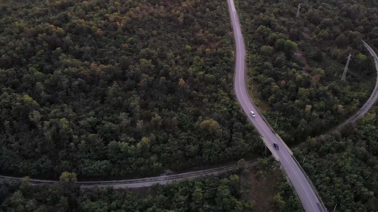 美丽的风景和风景的道路日落在黄金时间。视频素材