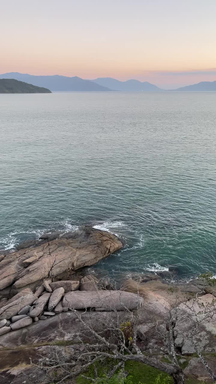 在阳光明媚的日子里，海滩上美丽的波浪景观。垂直视频。视频素材