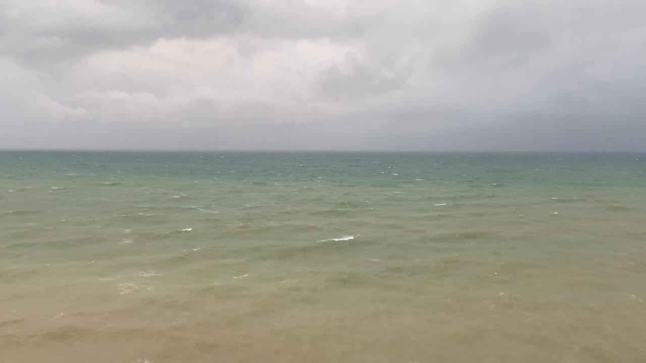 多云的天空和暴风雨的大海视频素材