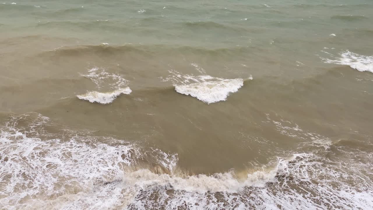 海边泥泞的风浪。视频素材