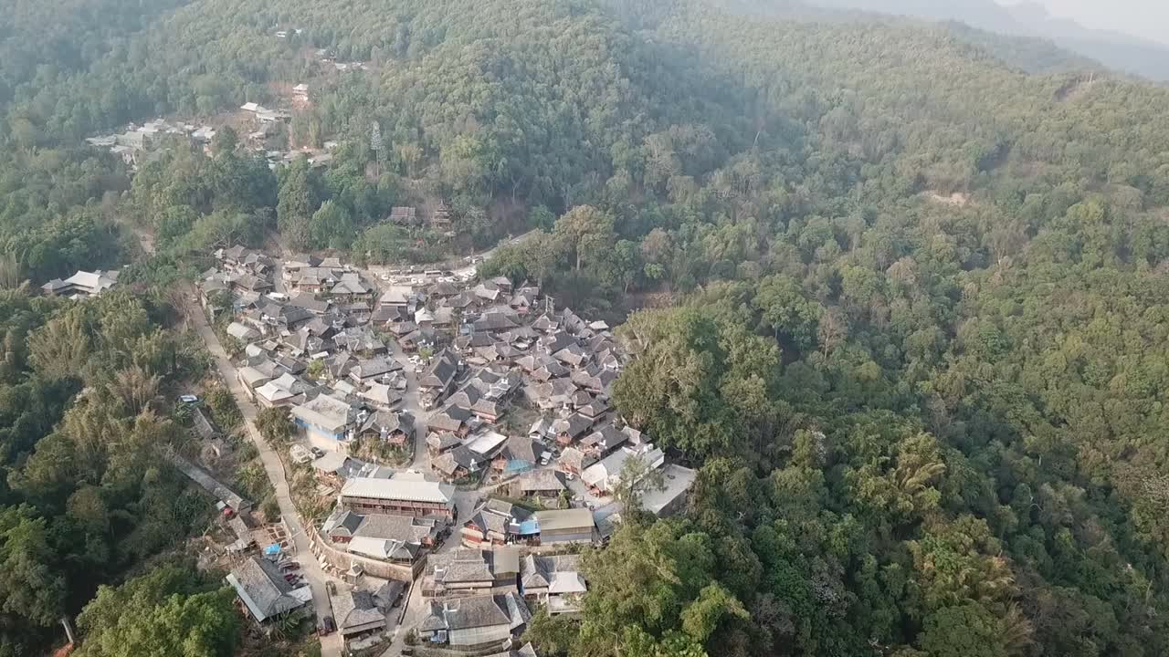 云南中国少数民族传统历史村鸟瞰图。视频素材