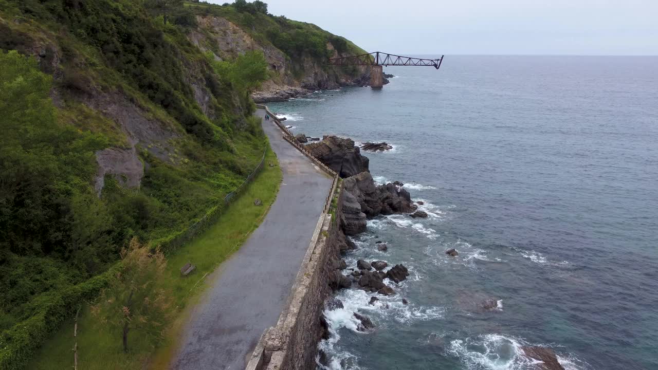 在西班牙北部的坎塔布里亚海岸，用无人机鸟瞰旧货轮视频素材