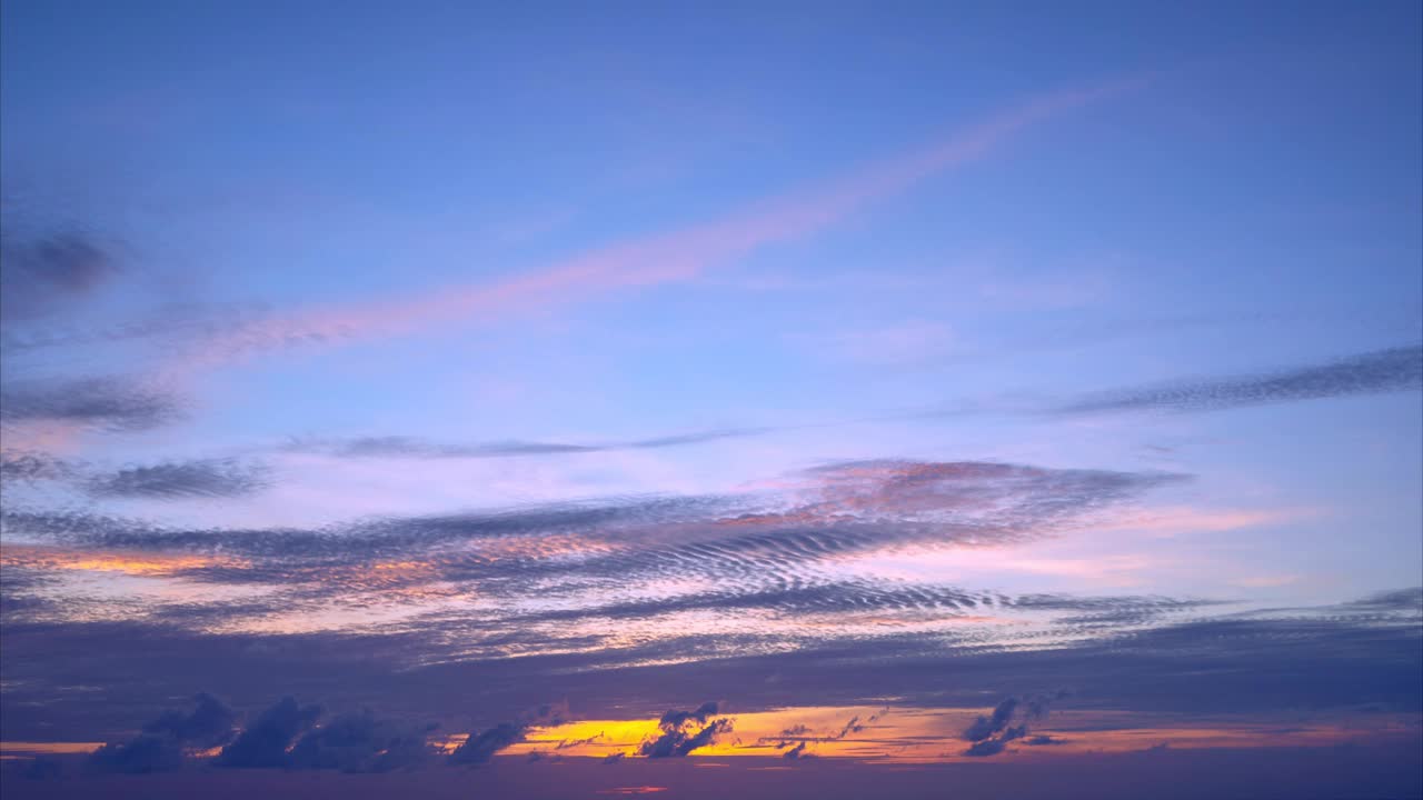 天空日落或日出云景大自然美丽的光天空和云移动滚动彩色的黑暗日落云镜头时间流逝戏剧性的场景视频素材